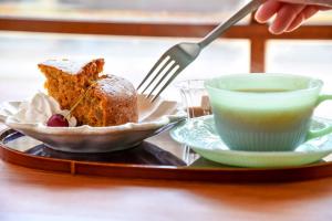 un piatto con un pezzo di torta e una tazza di caffè di Tabino Shiori - Vacation STAY 83814 a Takayama