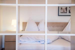 A bed or beds in a room at Apparthotel Feldhof - Living and Bistro