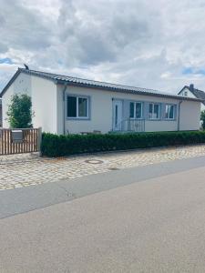 una casa blanca al costado de una calle en Elegantes Haus im Dresdner Süden, en Bannewitz