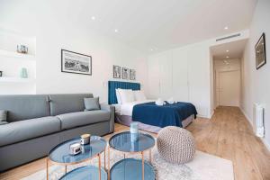 a living room with a couch and a bed at Luxury Residence - Paris South in Montrouge