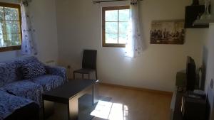 - un salon avec un canapé et une table dans l'établissement La casa del estanque, à Olocau del Rey