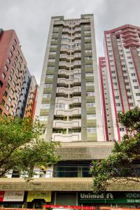 a tall building in the middle of two tall buildings at Ótimo apartamento no Centro mobiliado e com garagem in Curitiba