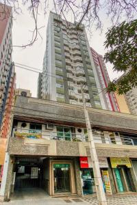 a tall building in the middle of a city at Ótimo apartamento no Centro mobiliado e com garagem in Curitiba