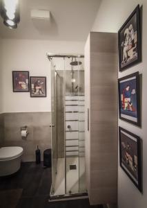łazienka z przeszklonym prysznicem i toaletą w obiekcie MR SQUARE apartment w Katanii