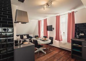 a kitchen with a table and chairs in a room at Ferienwohnungen und Boardinghouse Heimbach in Lahr in Lahr