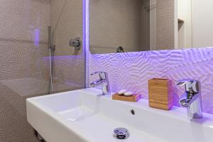 A bathroom at Suite du Parc & Hotel