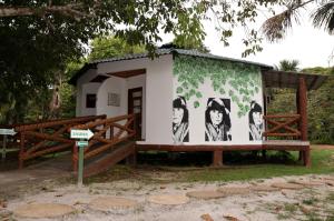 un bâtiment avec une fresque sur son côté dans l'établissement Cirandeira Amazon World EcoResort, à Manacapuru