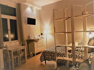 - une chambre avec des lits superposés et un bureau dans l'établissement ARTEMAR STUDIO "casavacanzevistamare", à Trieste