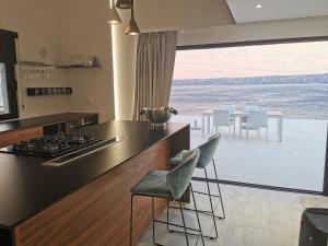 O bucătărie sau chicinetă la Luxury Beach House 'Muse' near the sea on the island of Brac
