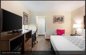 Postel nebo postele na pokoji v ubytování Downtown Hollywood Gardens Inn & Suites