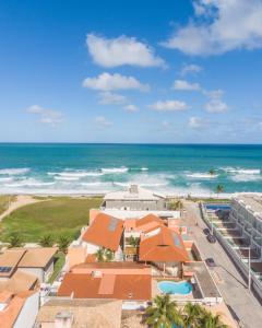 Vom Balkon eines Resorts genießen Sie Meerblick. in der Unterkunft Vivá Barra Hotel Pousada in Barra de São Miguel