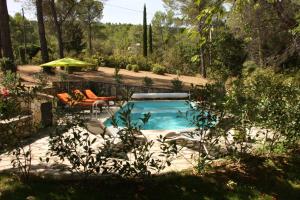 A piscina localizada em Logis au milieu des pins ou nos arredores