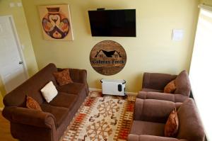 uma sala de estar com 2 sofás e uma televisão de ecrã plano em Cabañas Fonck em Puerto Montt