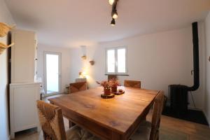 a dining room with a wooden table and chairs at Casa do Arco - Beja in Beja