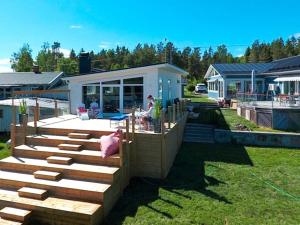 un patio trasero con terraza y una casa en 4 person holiday home in NORRSUNDET, en Norrsundet