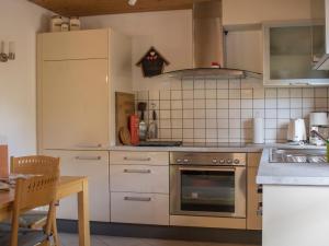 Apartment in Rickenbach near the Swiss Alpsにあるキッチンまたは簡易キッチン