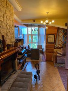 - un salon avec un canapé et une cheminée dans l'établissement Très joli appartement au centre de IFRANE, à Ifrane