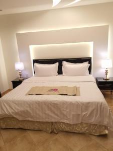سرير أو أسرّة في غرفة في رويال سويت للوحدات السكنية المفروشة