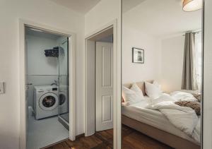 a bedroom with a bed and a washing machine at Ferienwohnungen und Boardinghouse Heimbach in Lahr in Lahr