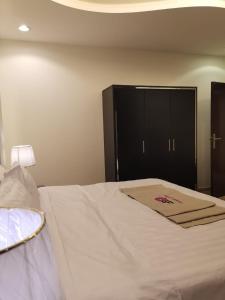 سرير أو أسرّة في غرفة في رويال سويت للوحدات السكنية المفروشة
