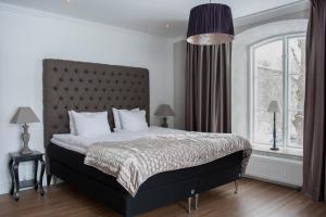 Rúm í herbergi á Hotell Slottsbacken