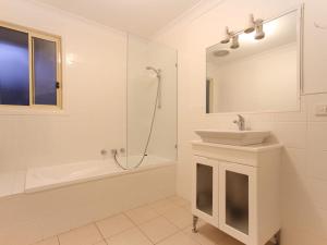 Et badeværelse på Black Wattle at Hyams Beach + 8 billeder