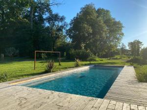 una piscina con un gol en un patio en Domaine Ecoline en Sadirac