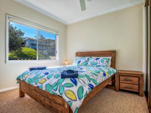 um quarto com uma cama e uma janela em Grand View Gerroa em Gerroa