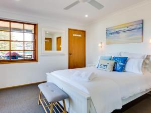 Un dormitorio blanco con una gran cama blanca y una ventana en Gerroa Dreaming Gerroa, en Gerroa