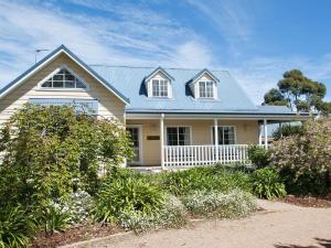 a white house with a blue roof at Lou Lous Cottage Bowral Southern Highlands in Bowral