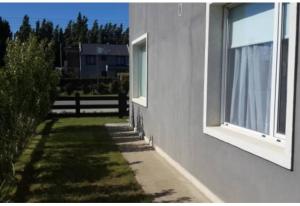 un edificio con dos ventanas laterales en DEPARTAMENTO CALAFATE CENTRICO en El Calafate