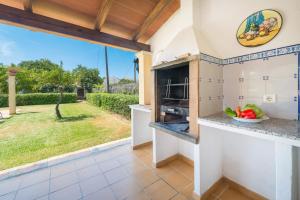 Una cocina o zona de cocina en Black and white Cat Villa