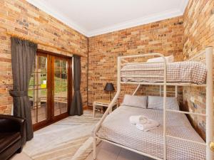 מיטה או מיטות קומותיים בחדר ב-Netley Lodge for 10 Southern Highlands
