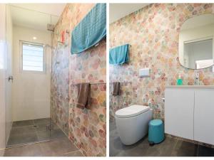 Dos imágenes de un baño con inodoro y espejo. en Unwind at Hyams Beach, en Hyams Beach 9 fotos más
