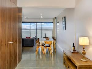 - une salle à manger avec une table et une vue sur l'océan dans l'établissement Villa Nova Gerroa, à Gerroa