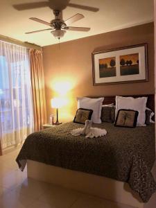 - une chambre avec un grand lit et un ventilateur de plafond dans l'établissement HOTEL PLAZA RIVIERA, à Matamoros