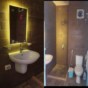 2 immagini di un bagno con lavandino e servizi igienici di La Hacienda - Ras Sedr Chalet - Ras Sudr a Ras Sedr