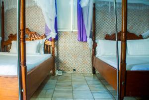 Voodi või voodid majutusasutuse Sandton Hotel Kasese toas