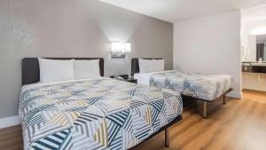 Postel nebo postele na pokoji v ubytování Motel 6-Addison, TX - Dallas
