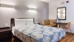 Postel nebo postele na pokoji v ubytování Motel 6-Addison, TX - Dallas