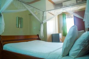 Voodi või voodid majutusasutuse Sandton Hotel Kasese toas