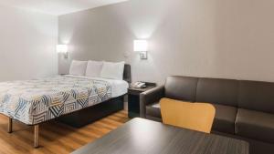 Postel nebo postele na pokoji v ubytování Motel 6-Addison, TX - Dallas + 26 fotografií