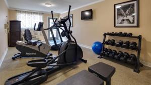 una habitación con un gimnasio con equipo de ejercicios en Best Western Clermont, en Cincinnati