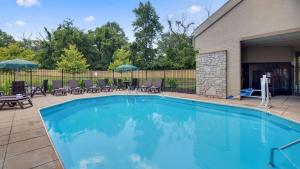 Piscina de la sau aproape de Best Western Clermont