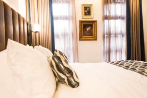 Postel nebo postele na pokoji v ubytování UNWND Boutique Hotel Makati
