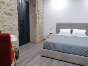 Uma cama ou camas num quarto em ALOJAMENTO GIRASSOL - Guest House - Quarto com casa de banho privativa