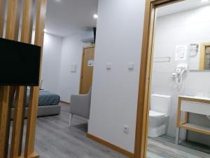 Uma casa de banho em ALOJAMENTO GIRASSOL - Guest House - Quarto com casa de banho privativa