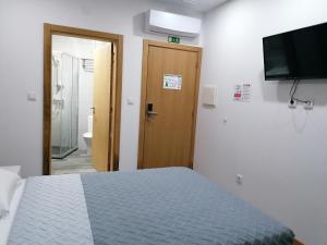 Uma cama ou camas num quarto em ALOJAMENTO GIRASSOL - Guest House - Quarto com casa de banho privativa
