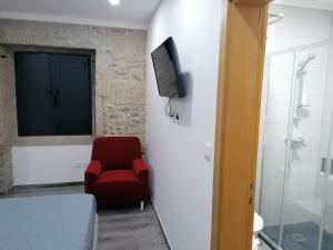 Uma televiso e/ou sistema de entretenimento em ALOJAMENTO GIRASSOL - Guest House - Quarto com casa de banho privativa