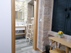 Imagem da galeria de ALOJAMENTO GIRASSOL - Guest House - Quarto com casa de banho privativa em Castelo Branco